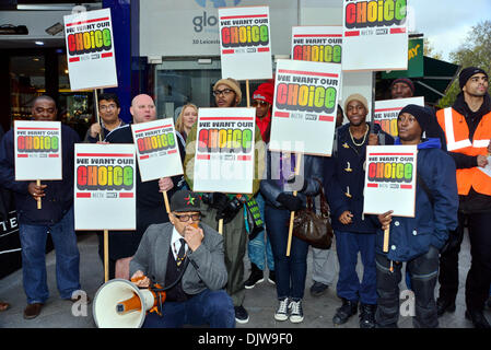 London, UK. 30. November 2013. BECTU und Zeitung The Voice am Sitz der Global Radio zu protestieren, nachdem sie Wahl Ihrem 30. November 2013 gesunken. Foto: siehe Li/Alamy Live News Stockfoto