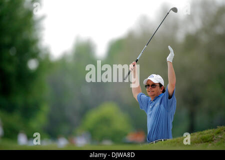 17. April 2010 - Tampa, Florida, US - Schauspieler MICHAEL J. FOX nach der Kollision aus einem Sandfang am 9. Loch von jubelt das Outback Steakhouse pro-am-Golfturniers im TPC Tampa Bay. (Kredit-Bild: © Edmund D. Brunnen/St Petersburg Times/ZUMAPRESS.com) Stockfoto