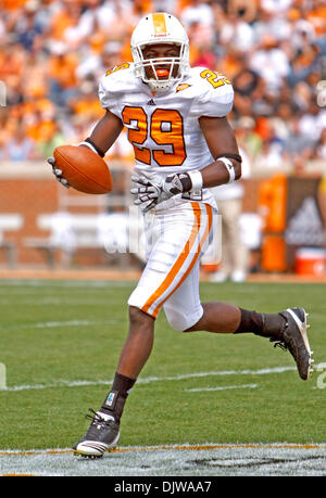 17. April 2010 - Knoxville, Tennessee, USA - 17. April 2010: Cornerback Stephaun Raines (29) feiert nach einem Fumble Erholung in Orange auf weiß Spiel im Neyland Stadium in Knoxville, Tennessee.  Das weiße Team führt bei der Hälfte der Orange 10-0... Obligatorische Credit: Mitch Jones / Southcreek Global (Kredit-Bild: © Southcreek Global/ZUMApress.com) Stockfoto