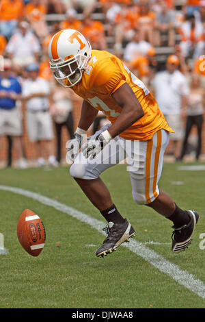 17. April 2010 - Knoxville, Tennessee, USA - 17. April 2010: Running Back David Oku (27) erholt sich ein Fumble in Orange auf weiß Spiel im Neyland Stadium in Knoxville, Tennessee.  Das weiße Team führt bei der Hälfte der Orange 10-0... Obligatorische Credit: Mitch Jones / Southcreek Global (Kredit-Bild: © Southcreek Global/ZUMApress.com) Stockfoto