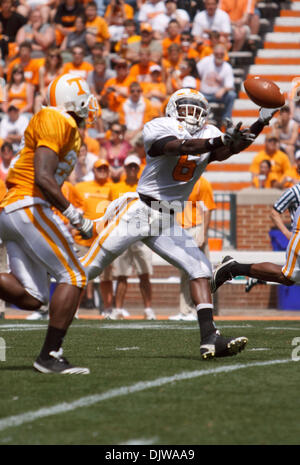 17. April 2010 - Knoxville, Tennessee, USA - 17. April 2010: Wide Receiver Denar Moore (6) verfehlt nur einen Pass in die Orange auf weiß Spiel im Neyland Stadium in Knoxville, Tennessee.  Das weiße Team führt bei der Hälfte der Orange 10-0... Obligatorische Credit: Mitch Jones / Southcreek Global (Kredit-Bild: © Southcreek Global/ZUMApress.com) Stockfoto