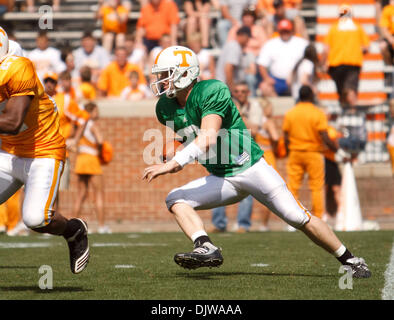 17. April 2010 - Knoxville, Tennessee, USA - 17. April 2010: Quarterback Matt Simms (2) klettert während des Spiels Orange und weiß im Neyland Stadium in Knoxville, Tennessee.  Das weiße Team Beat Orange 16-7... obligatorisch Credit: Mitch Jones / Southcreek Global (Credit-Bild: © Southcreek Global/ZUMApress.com) Stockfoto