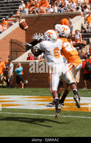 17. April 2010 - Knoxville, Tennessee, USA - 17. April 2010: Wide Receiver Denar Moore steigt für einen Pass als defensive Back Prentiss Waggner (23), während das Orange und weiß Spiel im Neyland Stadium in Knoxville, Tennessee verteidigt.  Das weiße Team Beat Orange 16-7... obligatorisch Credit: Mitch Jones / Southcreek Global (Credit-Bild: © Southcreek Global/ZUMApress.com) Stockfoto