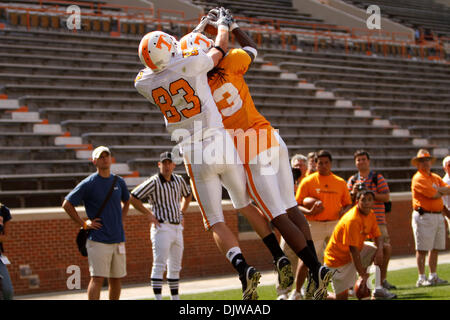 17. April 2010 - Knoxville, Tennessee, USA - 17. April 2010: Defensive Back Prentiss Waggner (23) ein Pass bricht als Wide Receiver Zach Rogers (83) das Abhören während des Spiels Orange und weiß im Neyland Stadium in Knoxville, Tennessee verhindert.  Das weiße Team Beat Orange 16-7... obligatorisch Credit: Mitch Jones / Southcreek Global (Credit-Bild: © Southcreek Global/ZUMApress. Stockfoto