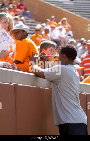 17. April 2010 - Knoxville, Tennessee, USA - 17. April 2010: dieser junge Mann nutzt die Chance, einen ehemaligen Spieler beim Orange und weiß Spiel im Neyland Stadium in Knoxville, Tennessee zu treffen.  Das weiße Team Beat Orange 16-7... obligatorisch Credit: Mitch Jones / Southcreek Global (Credit-Bild: © Southcreek Global/ZUMApress.com) Stockfoto