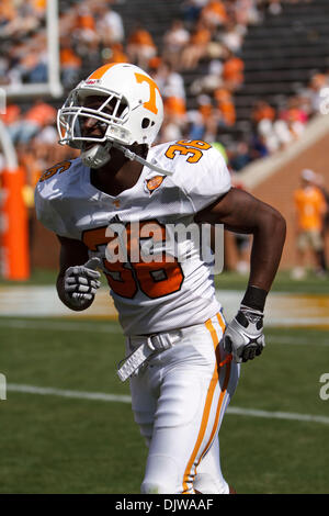 17. April 2010 - Knoxville, Tennessee, USA - 17. April 2010: Defensive Back Anthony Anderson (36) nach einem späten Abhören während des Spiels Orange und weiß im Neyland Stadium in Knoxville, Tennessee feiert.  Das weiße Team Beat Orange 16-7... obligatorisch Credit: Mitch Jones / Southcreek Global (Credit-Bild: © Southcreek Global/ZUMApress.com) Stockfoto