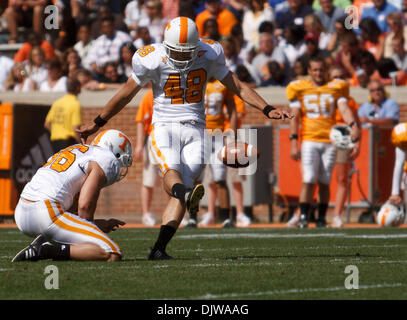 17. April 2010 - Knoxville, Tennessee, USA - 17. April 2010: weißen Kicker Chip Rhome (48) tritt einen 40-Yard Fieldgoal, steckte das Spiel in Orange und weiß Spiel im Neyland Stadium in Knoxville, Tennessee.  Das weiße Team Beat Orange 16-7... obligatorisch Credit: Mitch Jones / Southcreek Global (Credit-Bild: © Southcreek Global/ZUMApress.com) Stockfoto