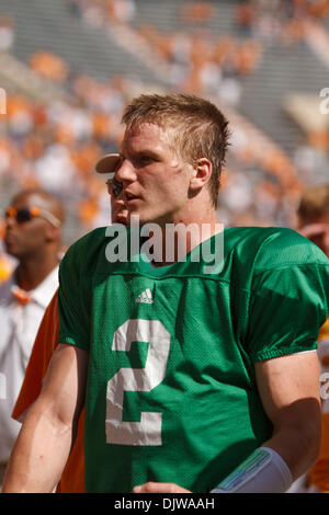 17. April 2010 - Knoxville, Tennessee, USA - 17. April 2010: Quarterback Matt Simms (2) verlässt das Feld nach dem Orange und weiß Spiel im Neyland Stadium in Knoxville, Tennessee.  Das weiße Team Beat Orange 16-7... obligatorisch Credit: Mitch Jones / Southcreek Global (Credit-Bild: © Southcreek Global/ZUMApress.com) Stockfoto