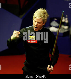 3. Mai 2010 - SHEFFIELD, ENGLAND 3. Mai 2010: Neil Robertson hält seine Nerven zu schlagen Graeme Dott 18-13 und werde der erste Spieler von außerhalb von Großbritannien und Irland gewinnt den WM-Titel seit Cliff Thorburn 1980 bei der Betfred Snooker Weltmeisterschaft im Crucible Theater in Sheffield, England. (Kredit-Bild: © Southcreek Global/ZUMApress.com) Stockfoto