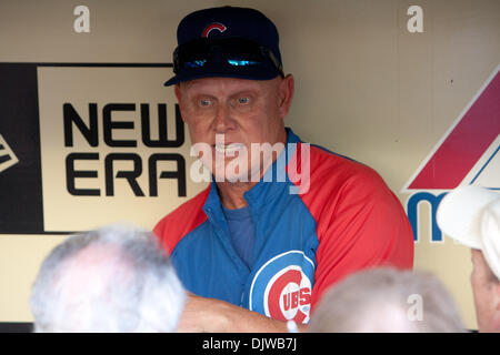 1. Oktober 2010 - Houston, Texas, USA - Chicago Cubs in Houston Astros: Chicago Cubs Manager Mike Quade im Gespräch mit den Medien vor dem Start des Spiels in das Finale Spiel der Saison für beide Vereine. (Kredit-Bild: © Juan DeLeon/Southcreek Global/ZUMApress.com) Stockfoto