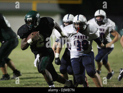 1. Oktober 2010 - St. Petersburg, FL, USA - SP 328617 KEEL FOOTBALL. FOTO SCOTT KEELER. (01.10.2010 ST. PETERSBURG)  1. St. Petersurg High Runing zurück verläuft Rashad Lewis, (2), Palm Harbor Verteidiger Tyler Modin, (99), im zweiten Quartal in die Endzone. Lewis hatte drei Touchdowns in der Nacht. St. Petersburg 47, Palm Harbor 14.    FOTO SCOTT KEELER | Zeiten (Kredit-Bild: © Stockfoto