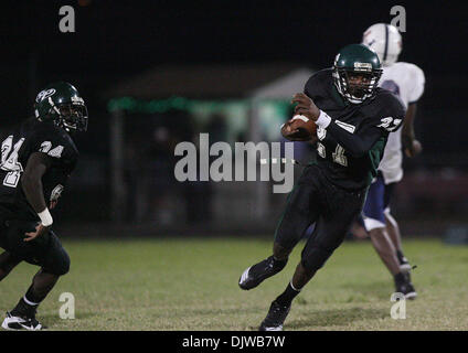 1. Oktober 2010 - St. Petersburg, FL, USA - SP 328617 KEEL FOOTBALL. FOTO SCOTT KEELER. (01.10.2010 ST. PETERSBURG)   (4) St. Petersburg hohe Verteidiger John Simmons, (27), gibt eine Interception für einen Touchdown im dritten Quartal gegen Palm Harbor zurück. Endgültige St. Petersburg hohe 47 - Palm Harbor University High School 14 Punkten.   FOTO SCOTT KEELER | Zeiten (Kredit-Bild: © St. Petersburg Stockfoto