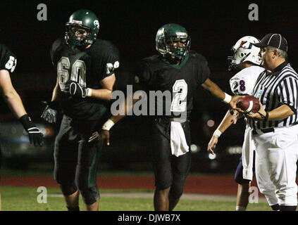 1. Oktober 2010 - St. Petersburg, FL, USA - SP 328617 KEEL FOOTBALL. FOTO SCOTT KEELER. (01.10.2010 ST. PETERSBURG)   5. St. Petersburg High School Runningback Rashad Lewis, (2), übergibt den Ball zu einem offiziellen Spiel nach seiner dritten Touchdown des Abends erzielte. St. Petersburg hoch besiegt Palm Harbor 47-14.    FOTO SCOTT KEELER | Zeiten (Kredit-Bild: © St. Petersburg Times / ZUMApre Stockfoto