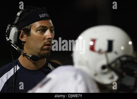 1. Oktober 2010 - St. Petersburg, FL, USA - SP 328617 KEEL FOOTBALL. FOTO SCOTT KEELER. (01.10.2010 ST. PETERSBURG)   (6) Palm Harbor Univeristy Hig hSchool Kopf Fußball-Trainer Mark Haye, sieht auf wie hohe St. Petersburg seinen dritten Touchdown der Nacht, so dass die Punktzahl 21-0, St. Petersburg über Palm Harbor im ersten Quartal erzielt. St. Petersburg besiegt Palm Harbor 47-14.   FOTO Stockfoto