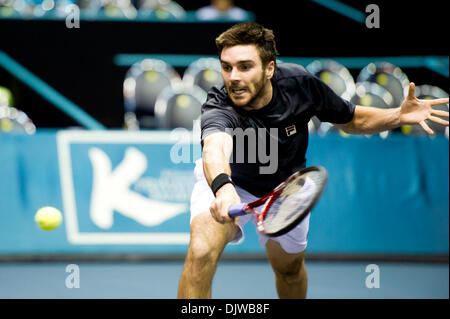 1. Oktober 2010 - Bangkok, Thailand - COLIN FLEMING und Ken Skupski von Großbritannien zurück den Ball gegen Christopher Kas Deutsch und Viktor Troicki Serbiens während ihre Viertelfinal-Match am Tag Siebter des ATP Thailand Open Tennisturniers 2010 match bei Impact Arena. (Kredit-Bild: © Natthawat Wongrat/ZUMApress.com) Stockfoto