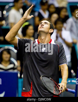 2. Oktober 2010 - Bangkok, Thailand - GUILLERMO GARCIA-LOPEZ reagiert nach dem Sieg über Rafael Nadal aus Spanien in seinem Halbfinale am Tag Achter des ATP Thailand Open Tennisturniers 2010 match bei Impact Arena. (Kredit-Bild: © Natthawat Wongrat/ZUMApress.com) Stockfoto