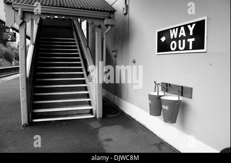 Treppe zum Steg um Plattform von Churston Bahnhof 2, Devon, England zu verlassen. Stockfoto