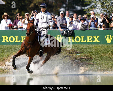 2. Oktober 2010 - Lexington, Kentucky, USA - der Brite William Fox-Pitt nahm Cool Mountain durch das Land zwischen den Seen Sprünge während der Cross Country Teil des Gewinnspiels Vielseitigkeit bei den Alltech FEI World Equestrian Games auf Samstag, 2. Oktober 2010 in Lexington, Kentucky Foto von Mark Cornelison | Personal. (Kredit-Bild: © Lexington Herald-Leader/ZUMApress.com) Stockfoto