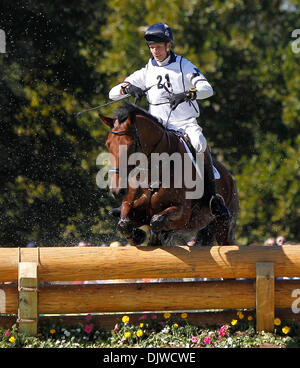 2. Oktober 2010 - Lexington, Kentucky, USA - der Brite William Fox-Pitt nahm Cool Mountain durch das Land zwischen den Seen Sprünge während der Cross Country Teil des Gewinnspiels Vielseitigkeit bei den Alltech FEI World Equestrian Games auf Samstag, 2. Oktober 2010 in Lexington, Kentucky Foto von Mark Cornelison | Personal. (Kredit-Bild: © Lexington Herald-Leader/ZUMApress.com) Stockfoto