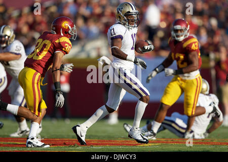 2. Oktober 2010 - Los Angeles, California, Vereinigte Staaten von Amerika - Washington Huskies Wide Receiver D'Andre Goodwin (11) Scheiben durch die USC Trojans Verteidigung im ersten Quartal ein Pac-10 zusammenpassen zwischen Washington Huskies und die USC Trojans, an der Los Angeles Memorial Coliseum.  Die Huskies durchsetzen würden auf einen letzten zweiten Spiel zu gewinnen Kick 32-31. (Kredit-Bild: © Tony L Stockfoto