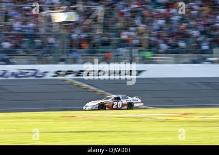 2. Oktober 2010 - Kansas City, Kansas, Vereinigte Staaten von Amerika - Joey Logano gewinnt die NASCAR Nationwide Kansas Lottery 300 von Kansas Speedway. (Kredit-Bild: © Tyson Hofsommer/Southcreek Global/ZUMApress.com) Stockfoto