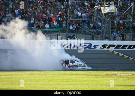 2. Oktober 2010 - Kansas City, Kansas, tut Vereinigte Staaten von Amerika - Joey Logano einen Burnout nach dem Gewinn der NASCAR Nationwide Kansas Lottery 300 aus Kansas Speedway. (Kredit-Bild: © Tyson Hofsommer/Southcreek Global/ZUMApress.com) Stockfoto