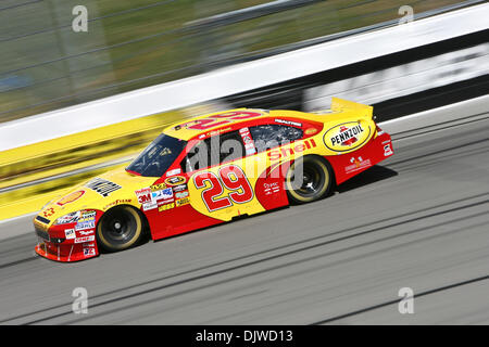 2. Oktober 2010 - Kansas City, Kansas, Vereinigte Staaten von Amerika - Kevin Harvick während des Trainings für die Preis-Chopper-400 auf dem Kansas Speedway. (Kredit-Bild: © Tyson Hofsommer/Southcreek Global/ZUMApress.com) Stockfoto