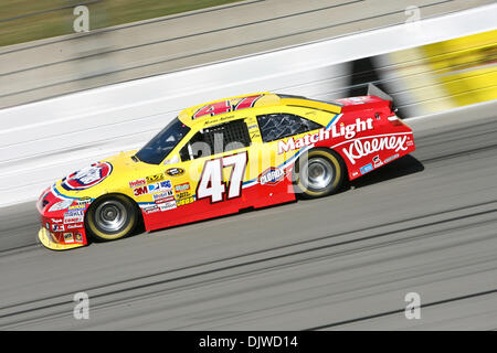 2. Oktober 2010 - Kansas City, Kansas, Vereinigte Staaten von Amerika - Marcos Ambrose während des Trainings für die Preis-Chopper-400 auf dem Kansas Speedway. (Kredit-Bild: © Tyson Hofsommer/Southcreek Global/ZUMApress.com) Stockfoto