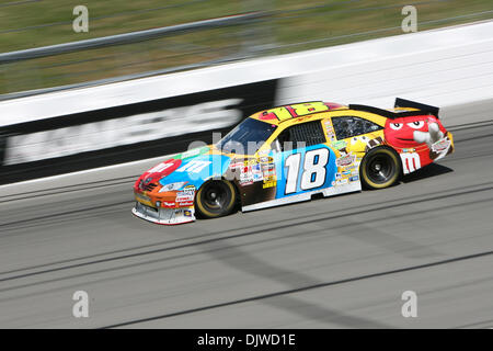 2. Oktober 2010 - Kansas City, Kansas, Vereinigte Staaten von Amerika - Kyle Busch im Übungsbeispiel für die Preis-Chopper-400 auf dem Kansas Speedway. (Kredit-Bild: © Tyson Hofsommer/Southcreek Global/ZUMApress.com) Stockfoto