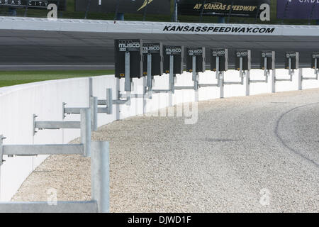 2. Oktober 2010 - Kansas City, Kansas, Vereinigte Staaten von Amerika - Lichter werden auf dem Kansas Speedway installiert. Dies ist ein Blick von Zug 4. (Kredit-Bild: © Tyson Hofsommer/Southcreek Global/ZUMApress.com) Stockfoto