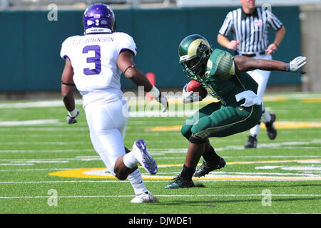 2. Oktober 2010 - Fort Collins, Colorado, Vereinigte Staaten von Amerika - Colorado State Rams Runningback Chris Nwoke (6) versucht ein Texas Christian Horned Frogs Tejay Johnson (3) Sonny Lubick Feld Hughes Stadium juke. Texas Christian besiegte Colorado State 27-0. (Kredit-Bild: © Michael Furman/Southcreek Global/ZUMApress.com) Stockfoto