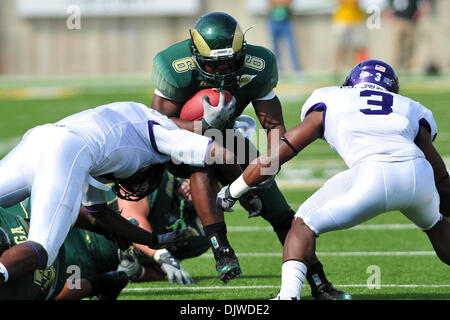 2. Oktober 2010 - Fort Collins, Colorado, Vereinigte Staaten von Amerika - Colorado State Rams Runningback Chris Nwoke (6) versucht die Linie gegen die Texas Christian gehörnte Frösche durchbrechen. Sonny Lubick Hughes Stadium Bereich. Texas Christian besiegte Colorado State 27-0. (Kredit-Bild: © Michael Furman/Southcreek Global/ZUMApress.com) Stockfoto