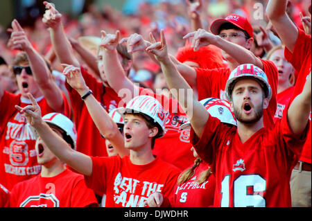 2. Oktober 2010 - Carter-Finley Stadium, Raleigh, USA - NC State Fans jubeln nach einem Score Carter-Finley Stadium in Raleigh, North Carolina. (Kredit-Bild: © Jack Tarr/Southcreek Global/ZUMApress.com) Stockfoto