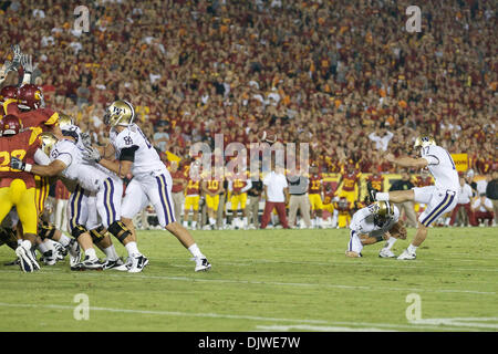 2. Oktober 2010 - Los Angeles, California, Vereinigte Staaten von Amerika - Washington Huskies Kicker Erik Folk (17) tritt das Feld Tor mit keine Zeit auf der Uhr, die USC Trojans 32-31 zu besiegen.  Während eines Spiels zwischen der Washington Huskies und die USC Trojans, an der Los Angeles Memorial Coliseum.  Die Huskies würde fortfahren, die Trojaner 32-31 auf einem Spielfeld endenden gehen zu besiegen Stockfoto