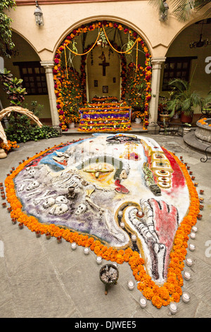 Ein Altar oder Ofrendas richten Sie zur Feier des Tages der Toten Festival 1. November 2013 in Oaxaca, Mexiko. Stockfoto