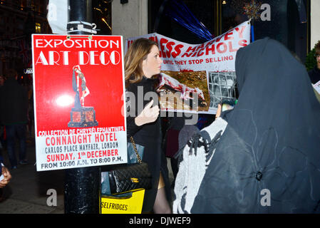 London, UK. 30. November 2013. Eine Gruppe von Anti-Pelz-Aktivisten halten Plakat gegen den Verkauf von Pelz Mäntel außerhalb Harvey Nochols und D & G in Knightsbridge in London. 30. November 2013, Foto von siehe Li / Alamy Live News Stockfoto