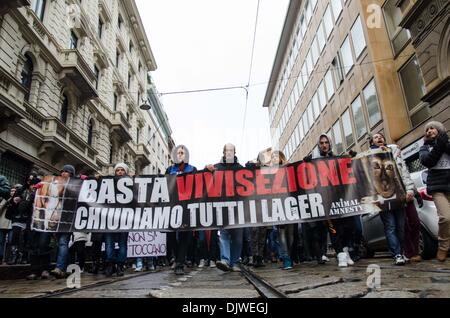 Mailand, Italien. 30. November 2013. Tierschützer protestieren gegen Tierversuche in Mailand. Aktivisten sagen Nein zu den Einsatz von Tieren in wissenschaftlichen Experimenten. Mailand, 30. November, 2013.Photo: Marco Aprile/NurPhoto Credit: Marco Aprile/NurPhoto/ZUMAPRESS.com/Alamy Live-Nachrichten Stockfoto