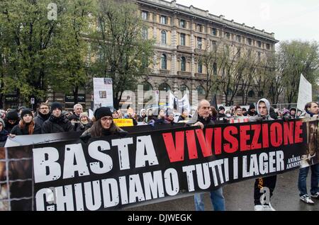 Mailand, Italien. 30. November 2013. Tierschützer protestieren gegen Tierversuche in Mailand. Aktivisten sagen Nein zu den Einsatz von Tieren in wissenschaftlichen Experimenten. Mailand, 30. November, 2013.Photo: Marco Aprile/NurPhoto Credit: Marco Aprile/NurPhoto/ZUMAPRESS.com/Alamy Live-Nachrichten Stockfoto