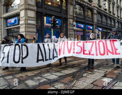 Mailand, Italien. 30. November 2013. Tierschützer protestieren gegen Tierversuche in Mailand. Aktivisten sagen Nein zu den Einsatz von Tieren in wissenschaftlichen Experimenten. Mailand, 30. November, 2013.Photo: Marco Aprile/NurPhoto Credit: Marco Aprile/NurPhoto/ZUMAPRESS.com/Alamy Live-Nachrichten Stockfoto