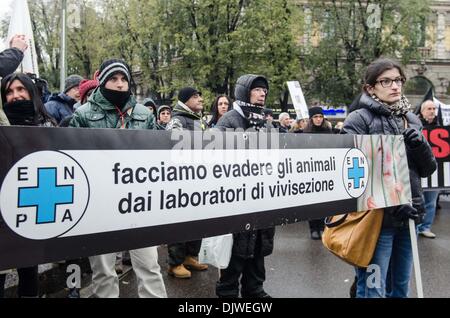 Mailand, Italien. 30. November 2013. Tierschützer protestieren gegen Tierversuche in Mailand. Aktivisten sagen Nein zu den Einsatz von Tieren in wissenschaftlichen Experimenten. Mailand, 30. November, 2013.Photo: Marco Aprile/NurPhoto Credit: Marco Aprile/NurPhoto/ZUMAPRESS.com/Alamy Live-Nachrichten Stockfoto