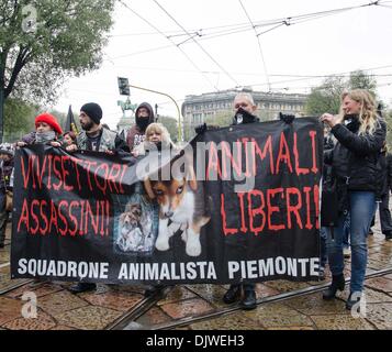 Mailand, Italien. 30. November 2013. Tierschützer protestieren gegen Tierversuche in Mailand. Aktivisten sagen Nein zu den Einsatz von Tieren in wissenschaftlichen Experimenten. Mailand, 30. November, 2013.Photo: Marco Aprile/NurPhoto Credit: Marco Aprile/NurPhoto/ZUMAPRESS.com/Alamy Live-Nachrichten Stockfoto