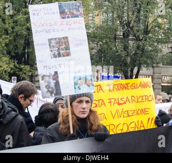 Mailand, Italien. 30. November 2013. Tierschützer protestieren gegen Tierversuche in Mailand. Aktivisten sagen Nein zu den Einsatz von Tieren in wissenschaftlichen Experimenten. Mailand, 30. November, 2013.Photo: Marco Aprile/NurPhoto Credit: Marco Aprile/NurPhoto/ZUMAPRESS.com/Alamy Live-Nachrichten Stockfoto