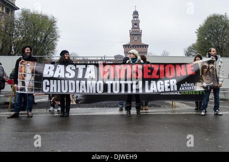 Mailand, Italien. 30. November 2013. Tierschützer protestieren gegen Tierversuche in Mailand. Aktivisten sagen Nein zu den Einsatz von Tieren in wissenschaftlichen Experimenten. Mailand, 30. November, 2013.Photo: Marco Aprile/NurPhoto Credit: Marco Aprile/NurPhoto/ZUMAPRESS.com/Alamy Live-Nachrichten Stockfoto