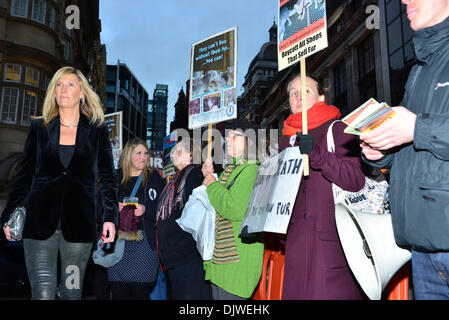 London, UK. 30. November 2013. Eine Gruppe von Anti-Pelz-Aktivisten halten Plakat gegen den Verkauf von Pelz Mäntel außerhalb Harvey Nochols und D & G in Knightsbridge in London. 30. November 2013, Foto von siehe Li / Alamy Live News Stockfoto