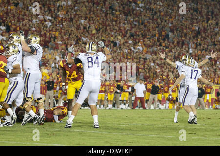 2. Oktober 2010 feiern Spieler der University of Washington - Los Angeles, California, Vereinigte Staaten von Amerika - Washington Huskies Kicker Feld Tor Erik Folk (17), die USC Trojans zu besiegen.  Während eines Spiels zwischen der Washington Huskies und die USC Trojans, an der Los Angeles Memorial Coliseum.  Die Huskies würde fortfahren, die Trojaner 32-31 auf ein Spiel endet Feld g zu besiegen Stockfoto