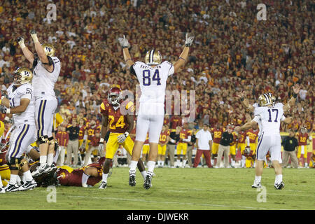 2. Oktober 2010 feiern Spieler der University of Washington - Los Angeles, California, Vereinigte Staaten von Amerika - Washington Huskies Kicker Feld Tor Erik Folk (17), die USC Trojans zu besiegen.  Während eines Spiels zwischen der Washington Huskies und die USC Trojans, an der Los Angeles Memorial Coliseum.  Die Huskies würde fortfahren, die Trojaner 32-31 auf ein Spiel endet Feld g zu besiegen Stockfoto