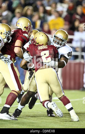2. Oktober 2010 - Chestnut Hill, Massachusetts, Vereinigte Staaten von Amerika - Boston College Adler Running Back Montel Harris (2) eilt die Fußball für 10 Yards, bevor er von Notre Dame Outside Linebacker Darius Fleming (45) in Angriff genommen wird.  Montel Harris stürzte für insgesamt 28 Yards gegen die Notre Dame Fighting Irish.  Die University of Notre Dame Fighting Irish besiegt Boston Colle Stockfoto