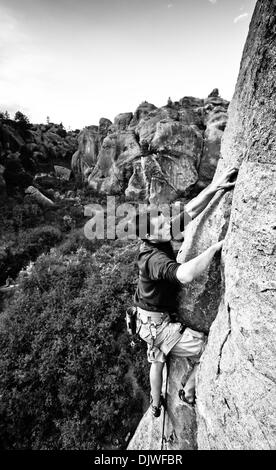 3. Oktober 2010 - Del Norte, Colorado, USA - DYLAN grünen Klettern in Penitente Canyon, Colorado. (Kredit-Bild: © Braden Gunem/ZUMAPRESS.com) Stockfoto