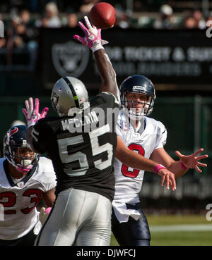 3. Oktober 2010 - Oakland, Kalifornien, USA - NFL Football - Oakland Raiders Vs Houston Texans im Oakland-Alameda County Coliseum Sonntag, 3. Oktober 2010. Houston Texans-quarterback MATT SCHAUB #8 Pässe über Oakland Raiders Linebacker ROLANDO McCLAIN #55. Raiders verlor gegen Texaner 24 bis 31. (Kredit-Bild: © Al Golub/ZUMApress.com) Stockfoto