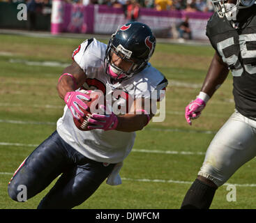 3. Oktober 2010 - Oakland, Kalifornien, USA - NFL Football - Oakland Raiders Vs Houston Texans im Oakland-Alameda County Coliseum Sonntag, 3. Oktober 2010. Houston Texans Runningback ARIAN FOSTER #23 legt Ball über Torlinie, wie er von Oakland Raiders Linebacker ROLANDO McCLAIN #55. Raiders verlor gegen Texaner 24 bis 31. (Kredit-Bild: © Al Golub/ZUMApress.com) Stockfoto